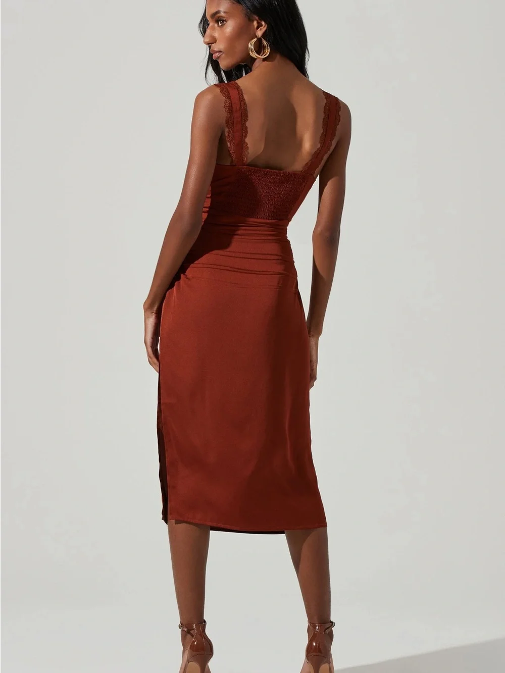 NWOT ASTR The Label Alva Ruched Lace Trim Midi Dress
